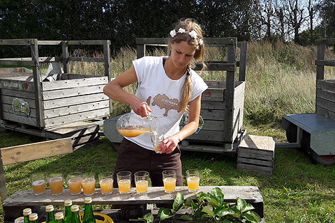 Helena wśród jabłoni